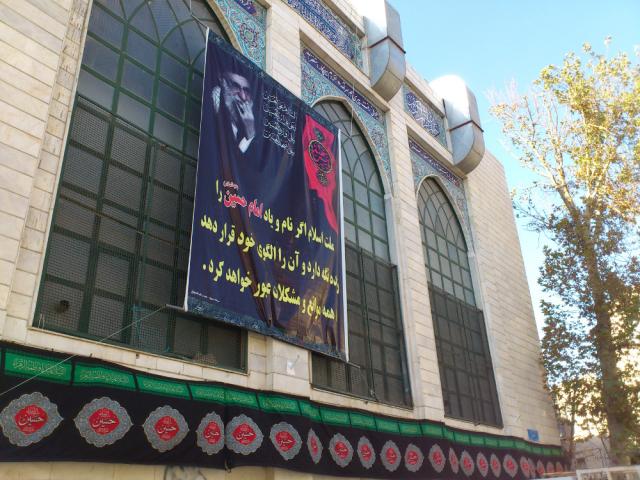 مسجد منیریه در عزای سالار شهیدان سیاه پوش شد (محرم 94)